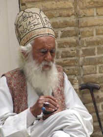 27 jonge stellen die gaan trouwen in Chiraz gaan te rade bij hem.jpg
