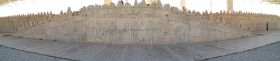 28 De oosttrap van de Apadana, waar in bas-reliefs oa de Medische en Perzische hoogwaardigheidsbekleders in optocht naar persepolis komen.jpg