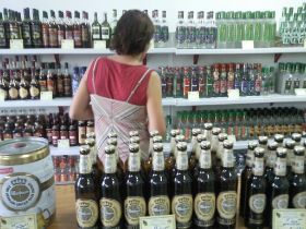 18 na Iran zijn we nu in het volgende Islamitische land, wel mét alkohol,, ongesluierde vrouwen en varkensvlees, Turkmenistan.jpg