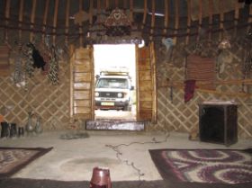 21 dilemma, slapen we in de Ger = Yurt of toch gewoon op ons heerlijke matras in de daktent.jpg