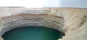 22 een water krater midden in de woesstijn, de karakoem in turkmnistan.jpg