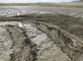 22 ruig rondjjes slippen op 2 cm spekgladde modder toplaag na het regenbuitje in de karakoem.jpg