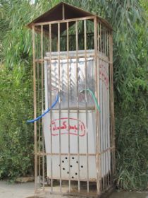 in het oosten van Syrie kun en overal water pakken bij dit soort tanks. De koude kraan geen koud water omdat ze zomaar ergens, zonder electriciteit,  naast de straat staan.jpg