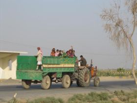 kleurrijke familie onderweg, altjd weer vriendelijk zwaaiend.jpg