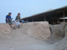 met een wijntje zitten we in Tell Mari op een 5000 jaar oud muurtje uit  Mesopotamie, we slapen er ook en lezen wat zich om ons heen bevindt en wat we morgen verder gaan zien.jpg