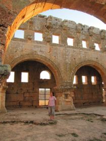 Qalb Lozeh, mooi bewaard gebleven syrisch byzantijnse kerk uit 450, voorbeeld voor onze romaanse kerken.jpg