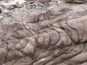 03rotsen als broodjes geperst in Wadi Araba.jpg