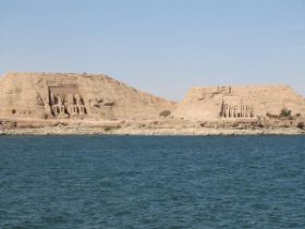 08 we varen langs de tempels van Abu Simbel, verplaatst vanwege het stuwmeer waarop we varen.jpg