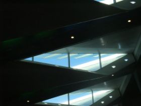 14 het dak van de bibliotheek in Alexandrië heeft ogen met wimpers ervoor.jpg