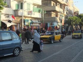 14 straatbeeld in alexandrie met veel taxi's rondrijdend.jpg