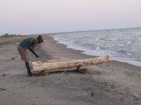 30 1 de boot wordt klaar gemaakt om te gaan vissen op lake turkana.jpg