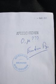 5 commentaar van de schrijver frank van rijn op de bibliotheeknotitie in zijn eigen boek.jpg