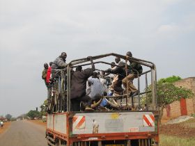 5 ook in oeganda kun je je fiets meenemen met de bus, zeker ook als de bus al vol zit met koeien.jpg