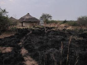 8 de brand heeft onze auto en het dorpje gespaard, kort en heftig was ie.jpg