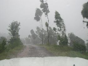 15 kort maar krachtig een tropische regenbui spoelt de auto nog schoner dan ie al was na de grens, daar poetsen we altijd voor.jpg