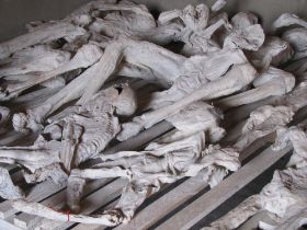 18 genocide bizar of duidelijk tentoongesteld.jpg
