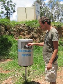 18 rwanda is inderdaad anders, prullenbakken zien we hier voor het eerst in afrika.jpg