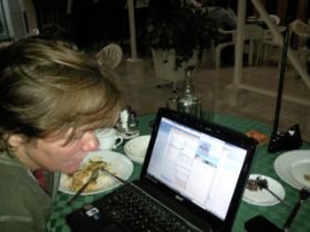19 internetten, verslag bijwerken, eten en skypen tegelijk.jpg