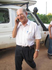 1 23 Tinus, de broer van Pater Jan is Jarig en wordt gebeld vanuit Bikumbi in Tanzania.jpg