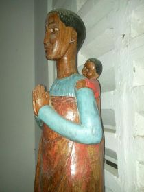 1 24 bijzonder voor ons maar normaal in afrika, een zwarte maria met het kindje jezus op de rug.jpg