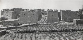 Bosra theater, inmiddels met hiervoor een mooi plein en met de rommelstenen de torens weer opgebouwd.jpg