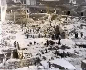 Bosra het theater al een hard eind op weg om leeg te raken, alle Islamitische bouwsels erin verwijderd.jpg