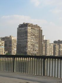 18 niet alleen in cairo maar overal in egypte lijkt het alsof er hard (beton) gebouwd word.jpg