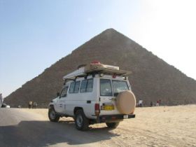 21 Buca in Giseh, vlak voor de pyramide.jpg