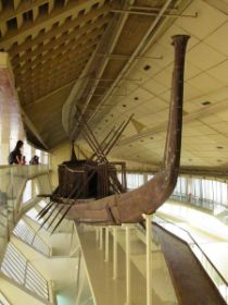 21 een origineel schip dat de pharao mee in zijn graf nam, er liggen er 2 naast de piramide.jpg