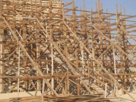 23 moderne resatauratie in onze tijd van piramide djoser, via de loopplank gaan de blokken naar boven.jpg