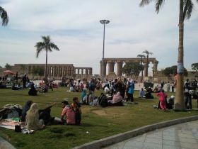 29 gezelligheid op het plein voor de LouxorTempel.jpg