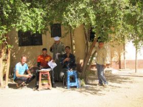 03 hier bij het hogergerechtshof (Court) in Aswan moeten we een papiertje krijgen waarop staat dat je het land uit mag omdat je geen verkeersovertreding meer open hebt staan.jpg