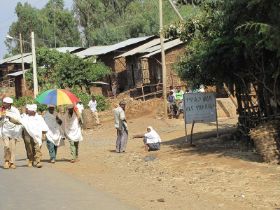 28 in ethiopie loopt iedereen op straat, velen met paraplu tegen de zon.jpg