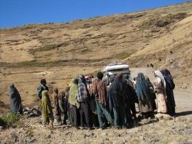 01 maar als je gestopt bent is er in Ethiopie altijd wel iemand (1).jpg