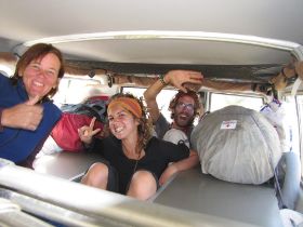 03 heerlijk dat we af en toe als taxi kunnen dienen, achterin het rode kruis uit Burundi, voorin twee scouts extra,.jpg