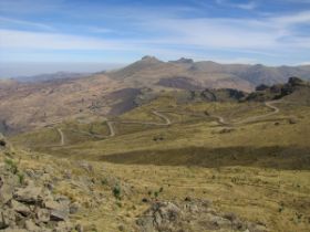 02 heerlijk slingerend de berg op naar boven de 4000meter.jpg
