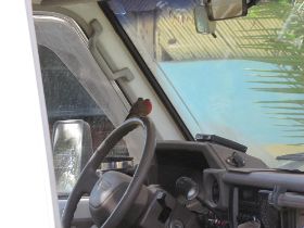 05 moeten we toch de ramen gesloten houden tegen de vliegen die in onze auto komen, of is dit wel gezellig.jpg