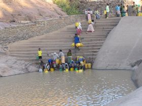 05 water halen in het heilige bekken van axum.jpg