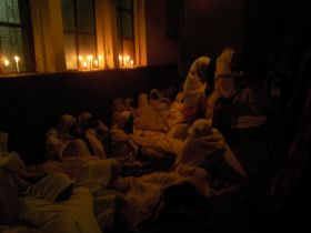 06 ook buiten tegen de kerk liggen de hele avond en nacht de mensen te bidden.jpg
