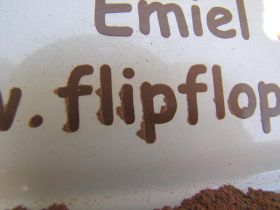 06 zelfs stof op onze plaklettertjes, ja de weg was onverhard en droog.jpg