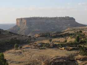 08 de berg debre damo waarop het klooster en de kerk ligt.jpg