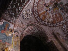 09 na een spectaculaire klim worden we ook nog beloond met een prachtig beschilderde rots uigehouwde kerk.jpg