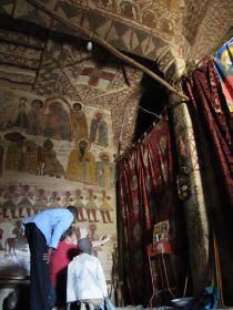 10 foto's nemen in de Debre Tsion Abuna Abraham in rotsen uitgehakte kerk.jpg