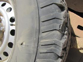 12 de ietwat matige wegkwaliteit eist zijn tol in Ethiopië, scheuren in de band, trillende losse onderdeeltjes die ooit vastzaten.jpg