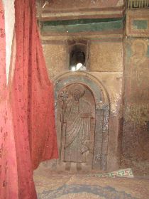 13 een van de uitgehakte afbeeldingen die vrouwen niet mogen zien in Bed Golgotha, links van het gordijn mogen mannen en dus ik ze ook niet zien.jpg
