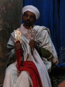 13 elke priester in elke kerk (13 in lalibela) laat aan elke toerist weer met enthousiasme de heilige kruizen van de kerk zien.jpg