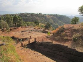 13 het dak van de beroemdste kerk uit Lalibela Ethiopië, de kerk 15 meter diep uitgehakt in kruisvorm in de rotsgrond, Bet Giyorgis oftewel Sint George.jpg