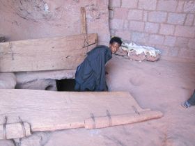 14 via ondergronds tunnel kom je van de ene in de andere kerk in lalibela.jpg