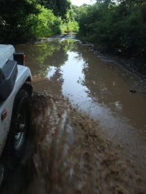 23 heerlijk spetteren met water, verderop met modder.jpg