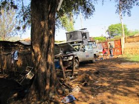 25 en ja, in onze auto hebben we meer gereedschap bij ons dan menige garage in Ethiopie heeft, net zoals deze waar de accu vakkundig weer vastgezet wordt.jpg